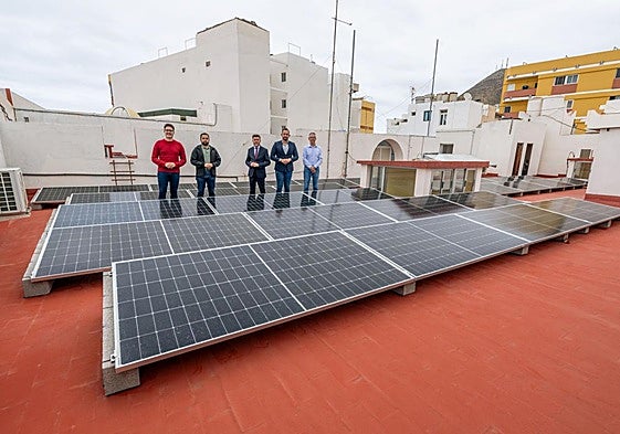 Imagen de las placas solares ubicadas en la cubierta de las oficinas municipales de Gáldar.