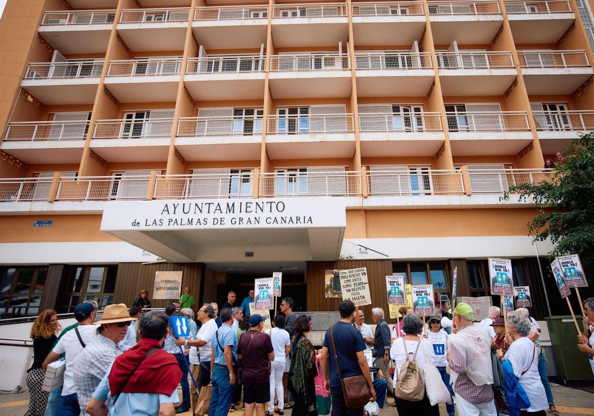 La protesta por la doble vía en la calle Doctor José Guerra, en imágenes