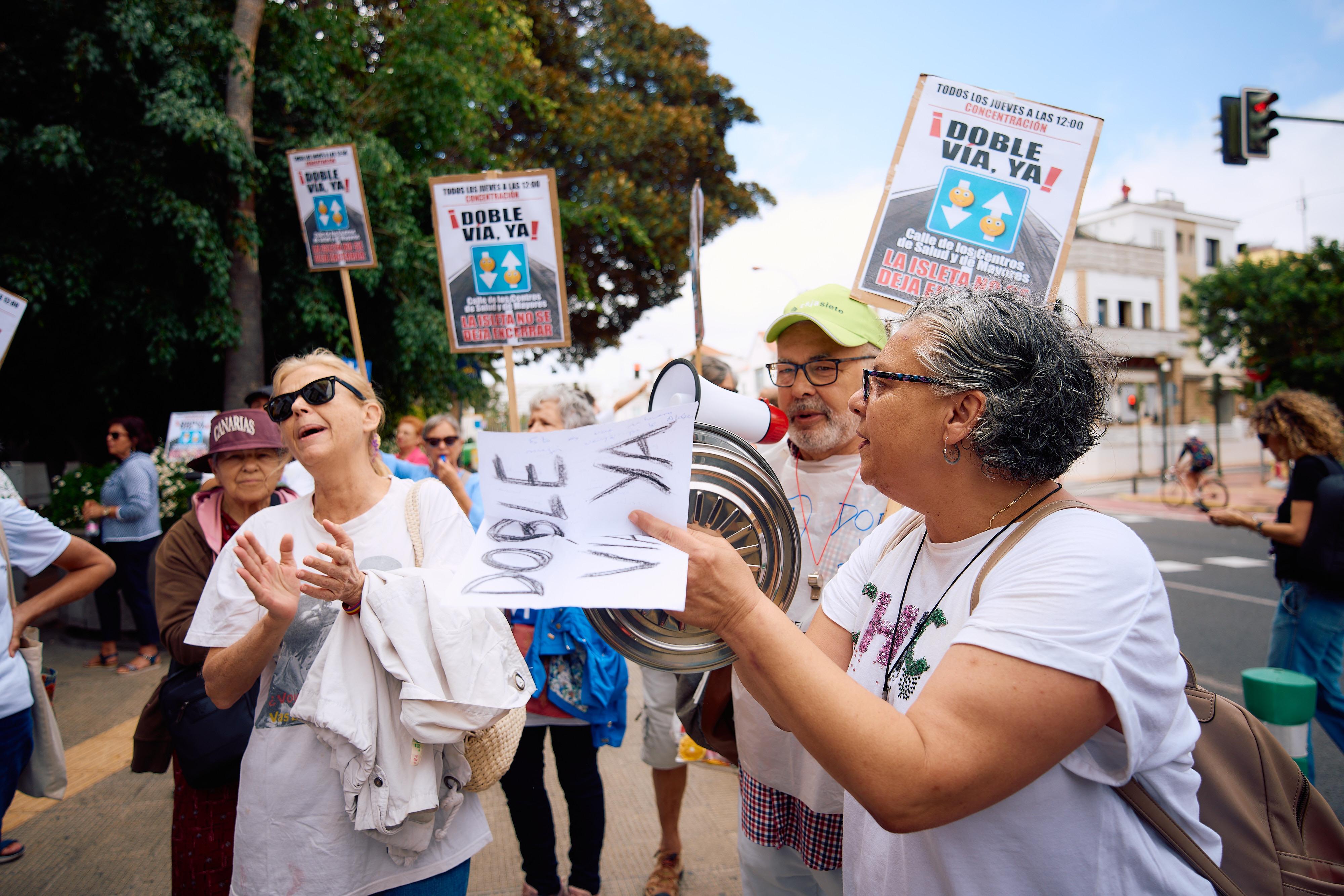 La protesta por la doble vía en la calle Doctor José Guerra, en imágenes