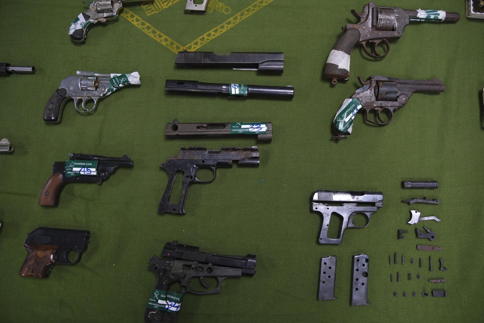 Imágenes del mayor taller ilegal de armas de fuego en Las Palmas