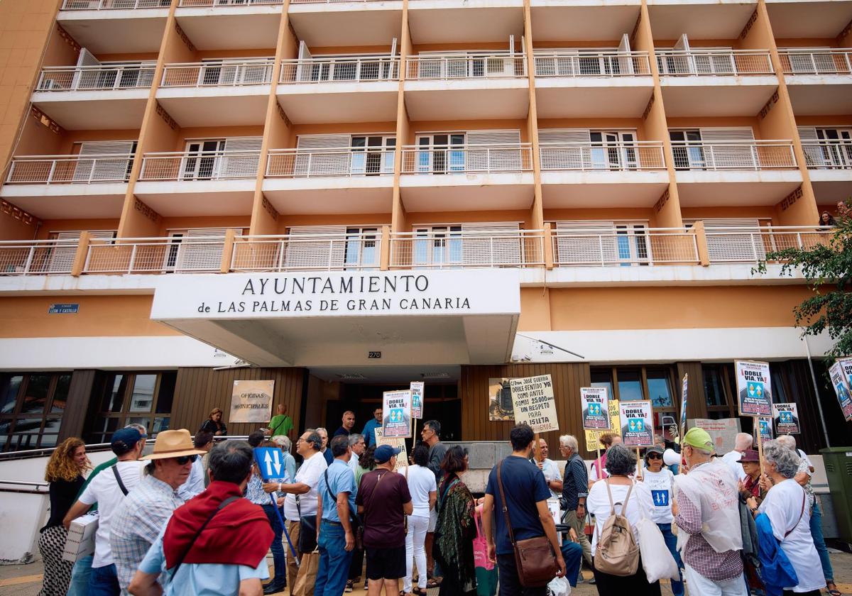 Un instante de la movilización frente a las Oficinas Municipales de León y Castillo.