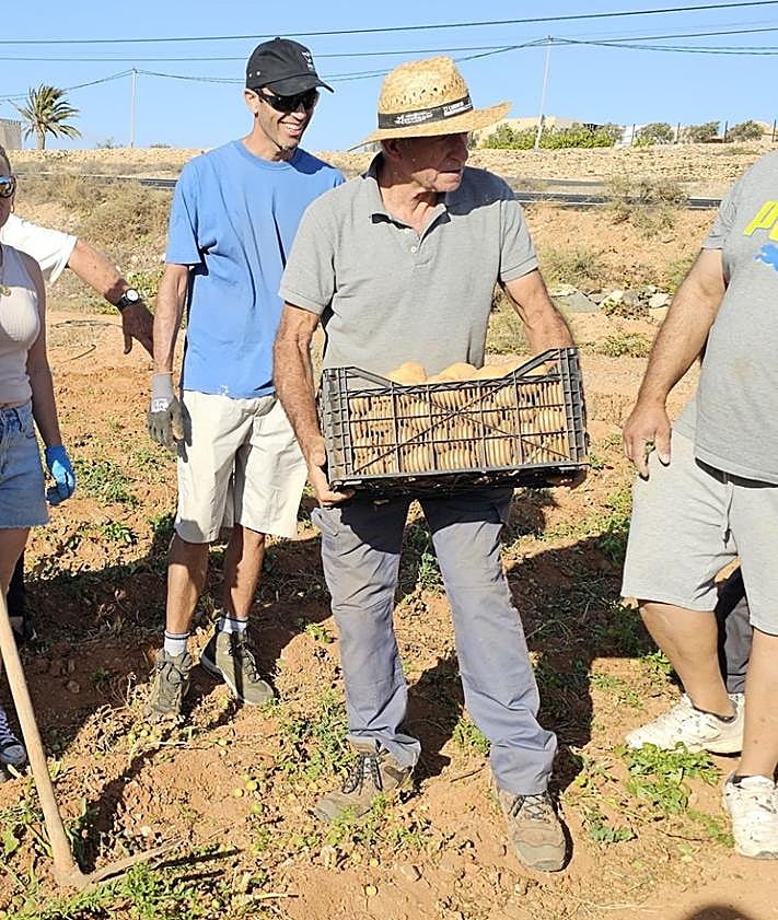 Imagen secundaria 2 - Una caja de papas por alumno en vez de diplomas