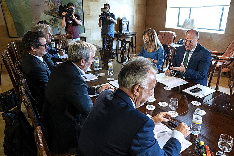 El presidente Clavijo y el ministro Torres durante la reunión con el portavoz del PP en el Congreso, Miguel Tellado, a finales de junio.