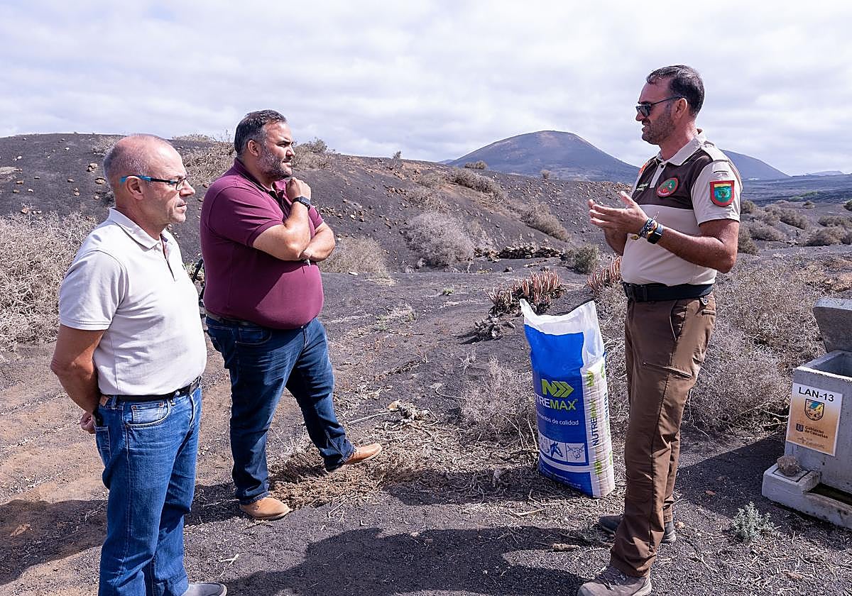 Samuel Martín supervisando el reparto del material.