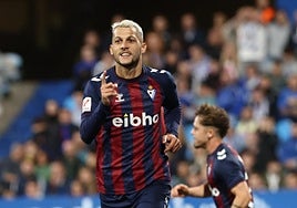 Stoichkov, celebrando un gol con el Eibar.