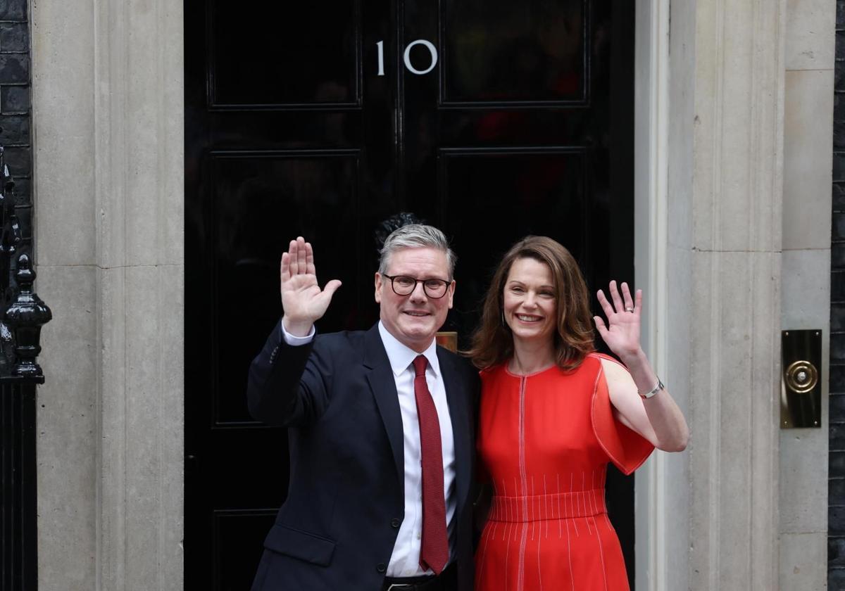 Keir Starmer saluda desde el 10 de Downing Street en Londres.