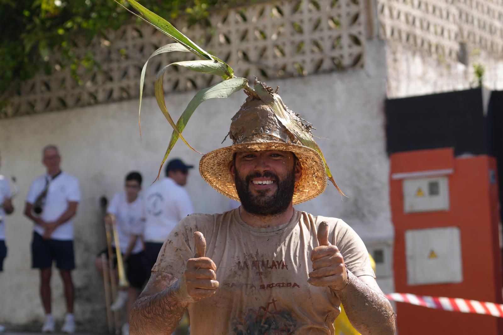 La Atalaya se tiñe de marrón con la Traída del Barro, en imágenes