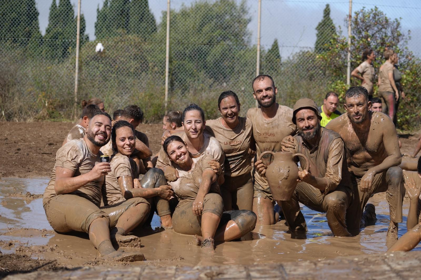 La Atalaya se tiñe de marrón con la Traída del Barro, en imágenes