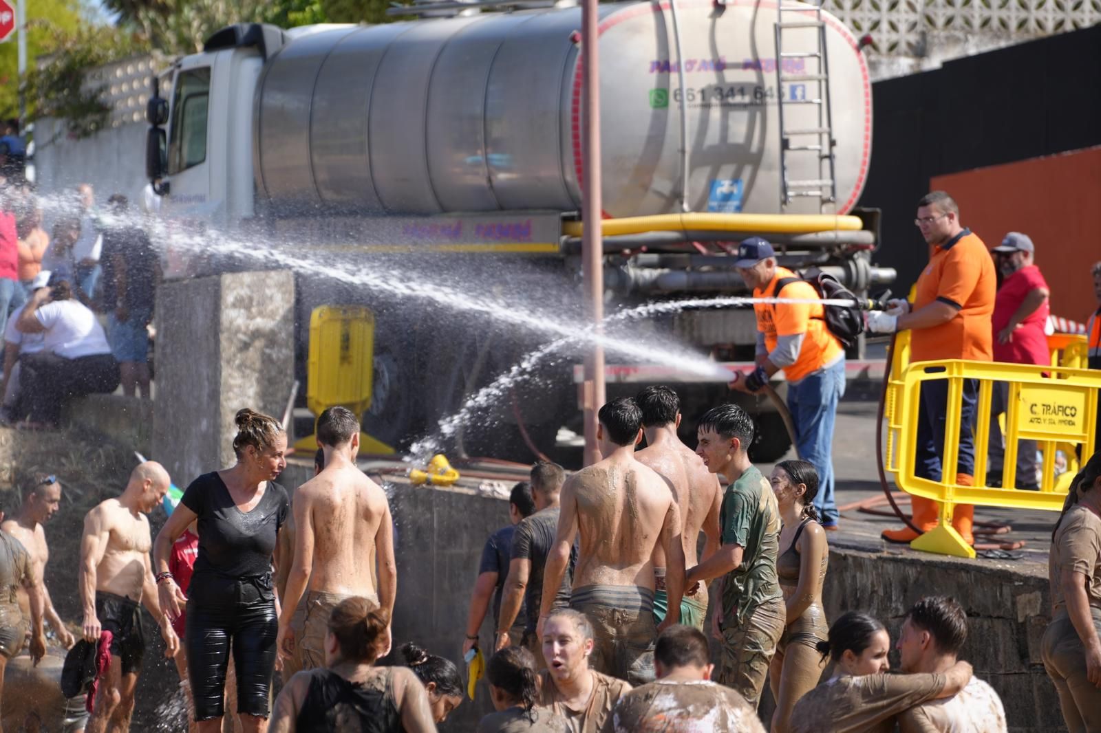 La Atalaya se tiñe de marrón con la Traída del Barro, en imágenes