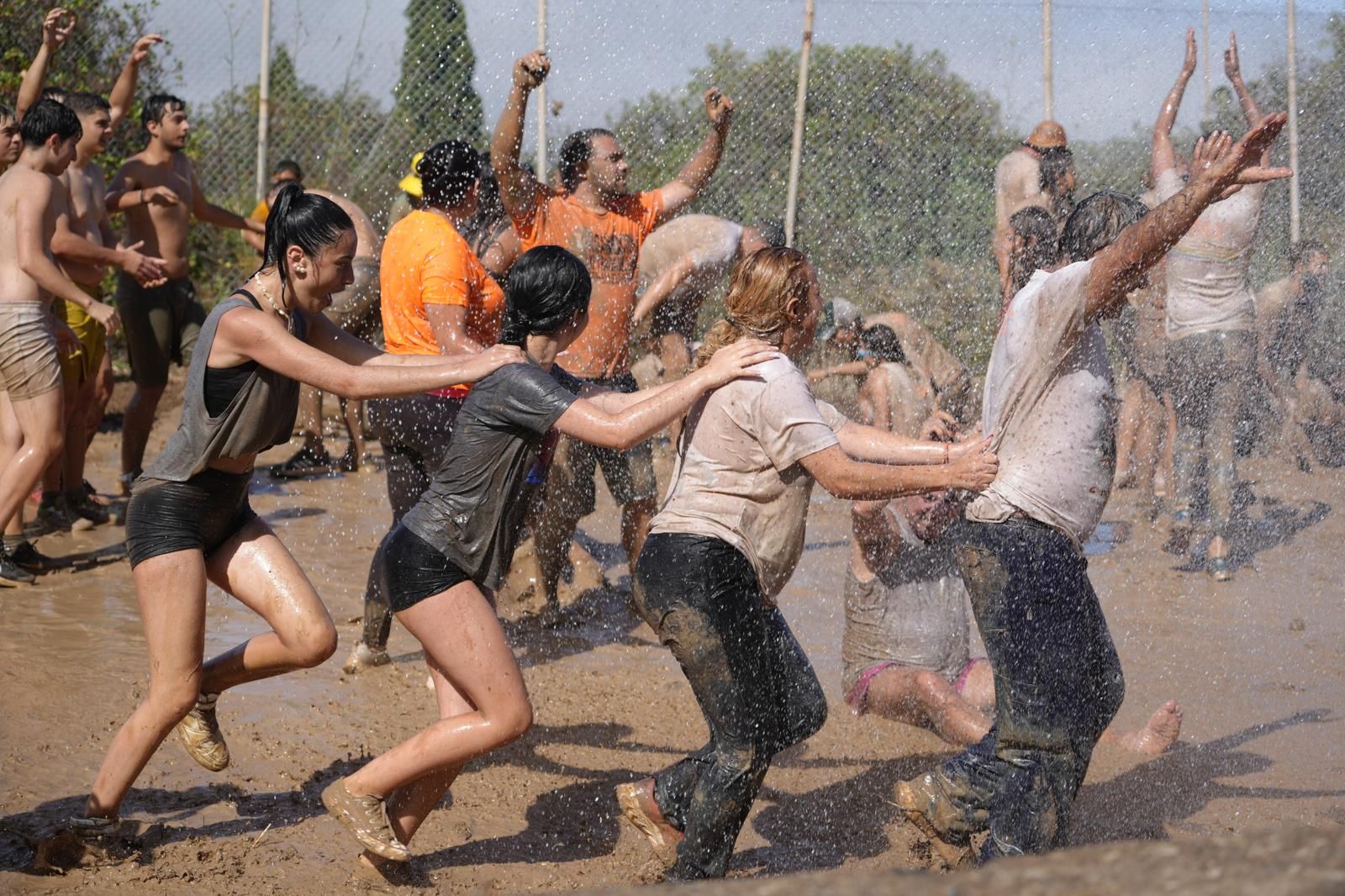 La Atalaya se tiñe de marrón con la Traída del Barro, en imágenes