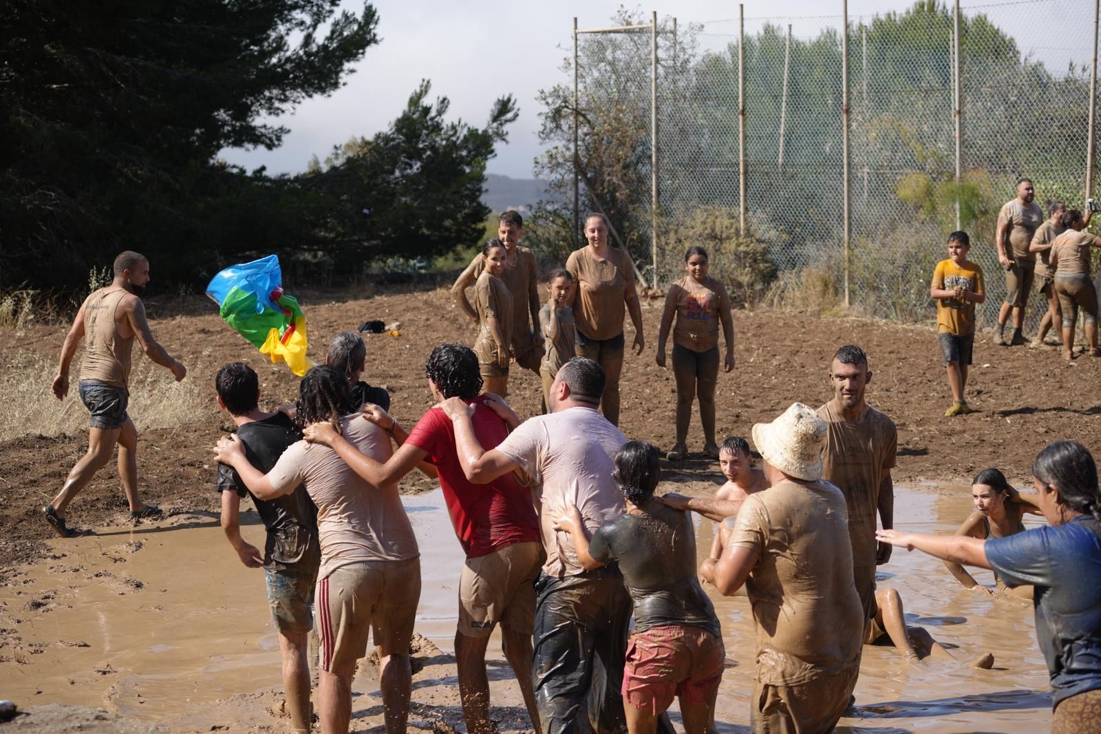 La Atalaya se tiñe de marrón con la Traída del Barro, en imágenes