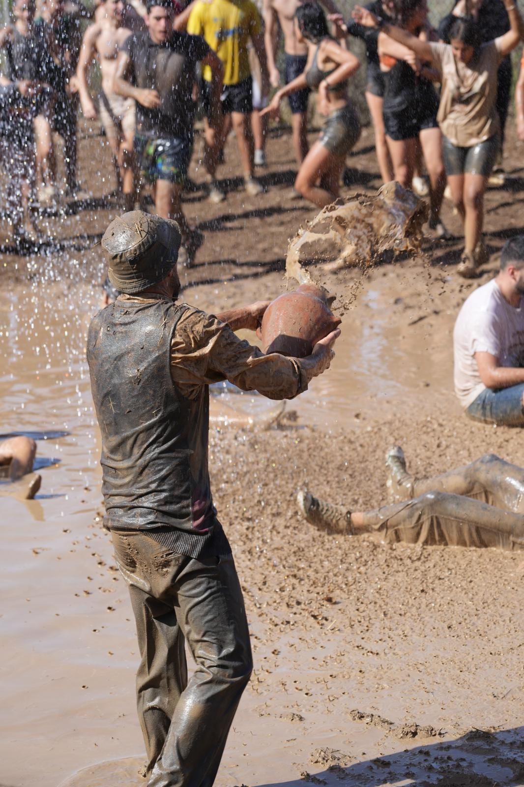 La Atalaya se tiñe de marrón con la Traída del Barro, en imágenes