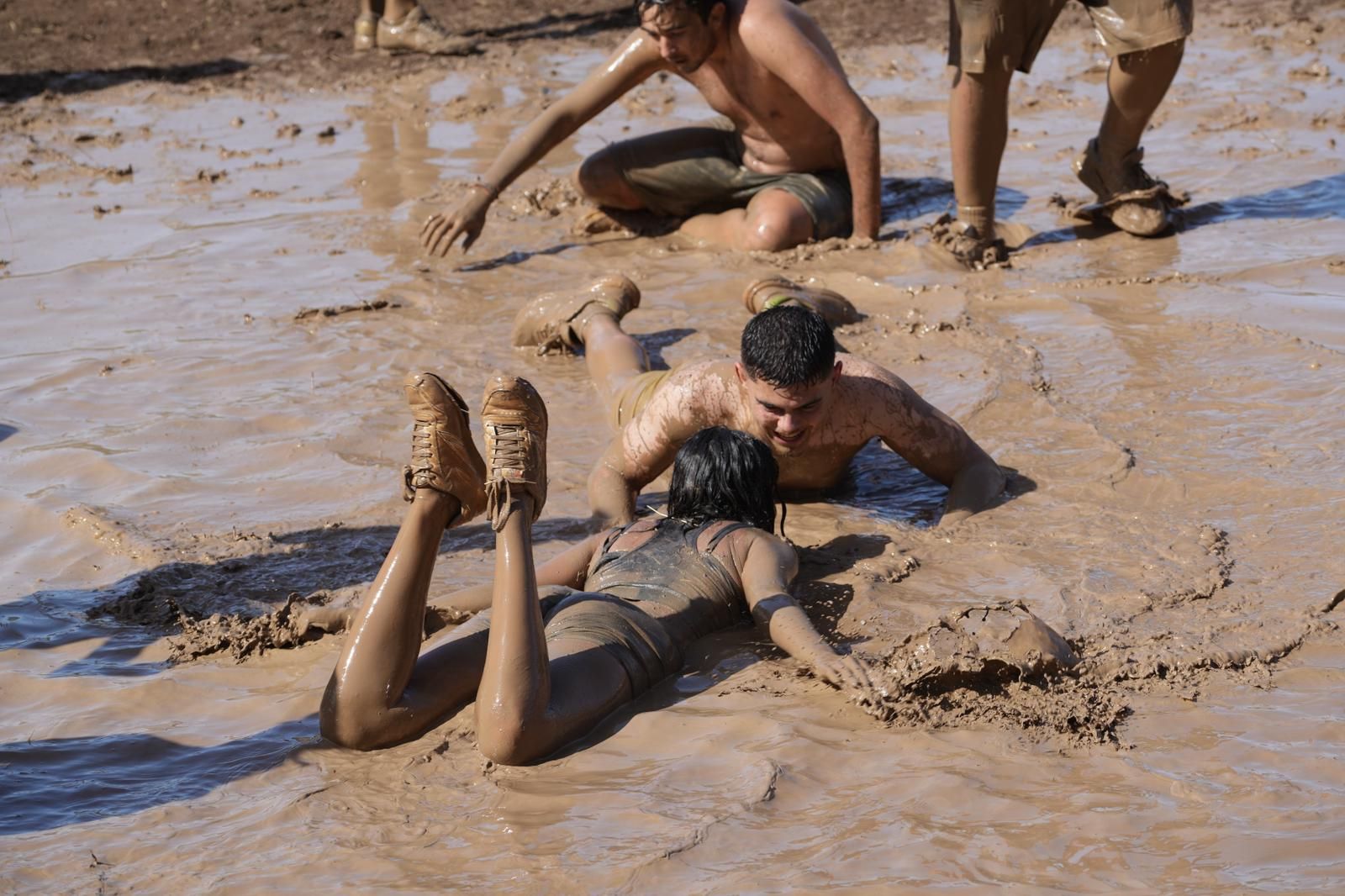 La Atalaya se tiñe de marrón con la Traída del Barro, en imágenes