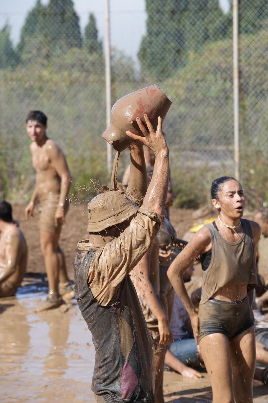 La Atalaya se tiñe de marrón con la Traída del Barro, en imágenes