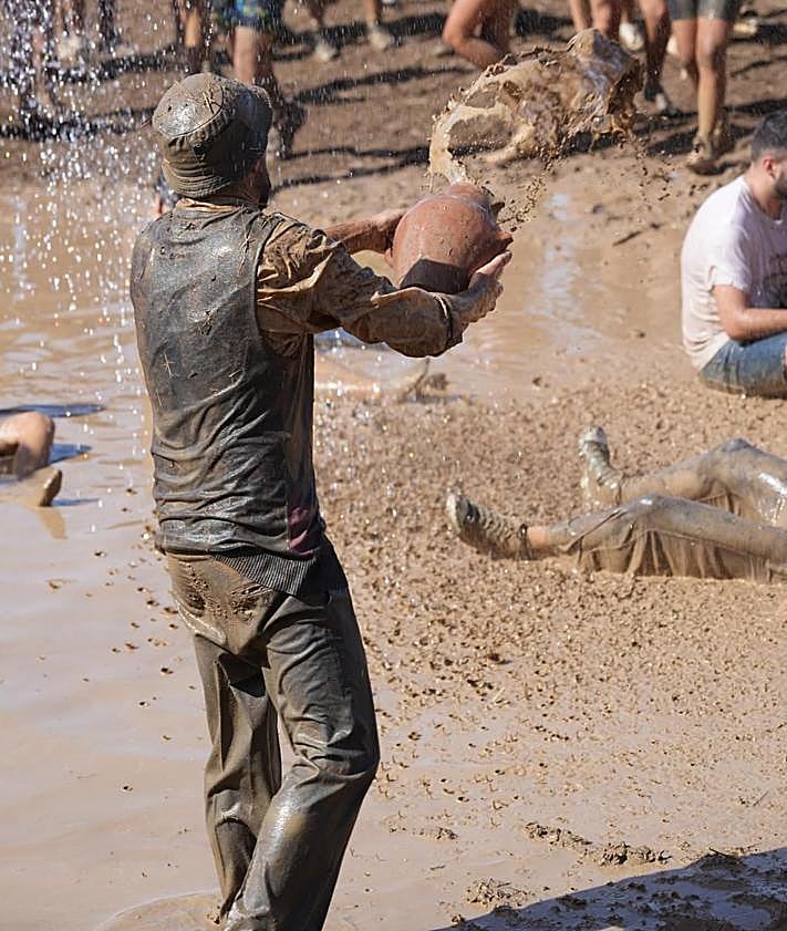 Imagen secundaria 2 - La Atalaya se embarra para divertirse