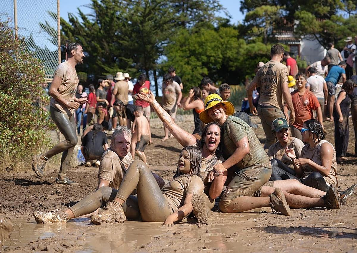 Imagen secundaria 1 - La Atalaya se embarra para divertirse