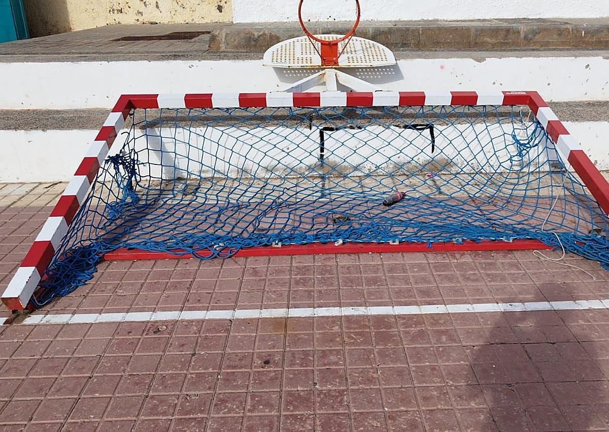 Imagen secundaria 1 - Los padres recuperan y devuelven el balón antes de que la portería acabara en el suelo.