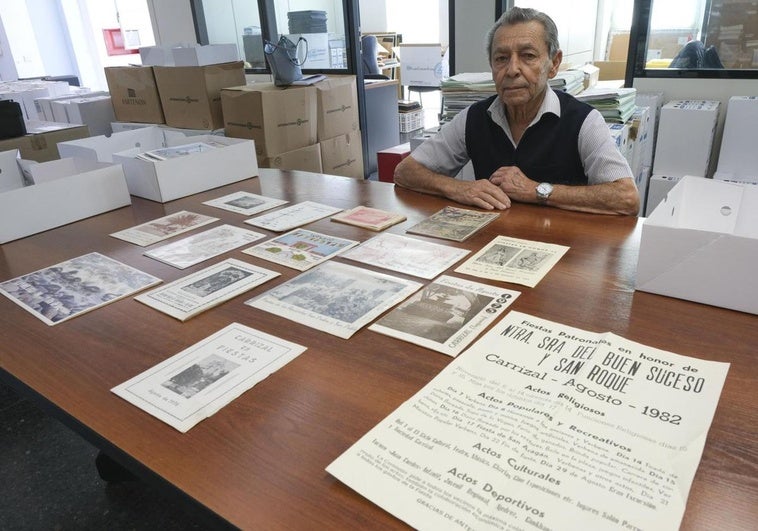 Hernández con algunos de los programas de fiestas donados