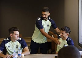 Álex Suárez, esta tarde, entre Mika Mármol e Iván Gil.