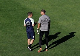 Carrión se estrenó en el césped de Barranco Seco. En la foto, con Álvaro Valles.