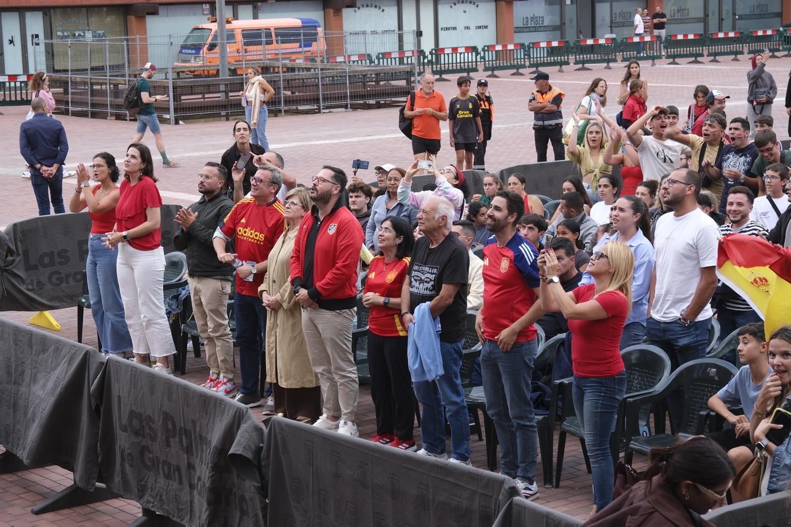 La Plaza de la Música se tiñe de rojo para ver la Eurocopa
