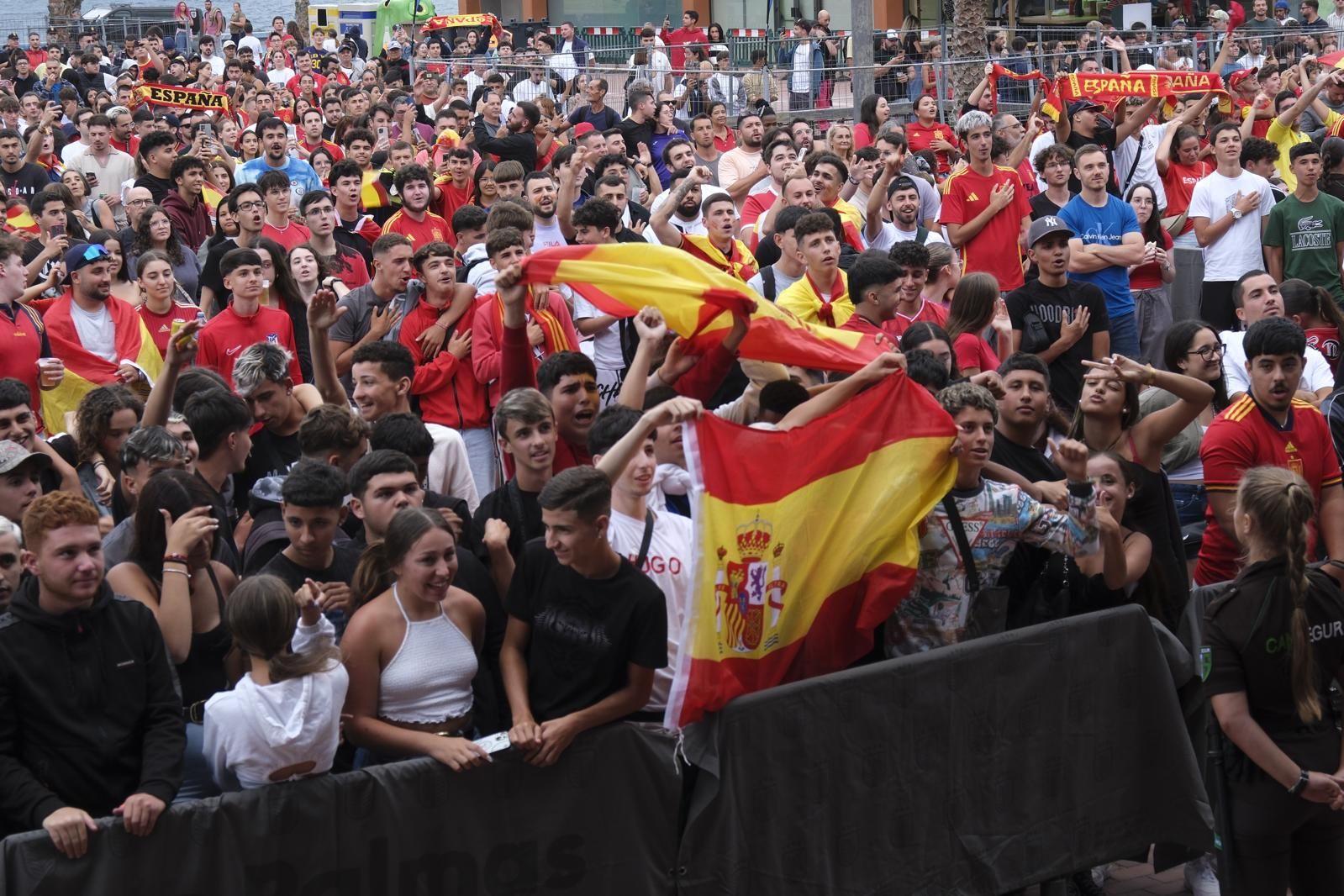 La Plaza de la Música se tiñe de rojo para ver la Eurocopa
