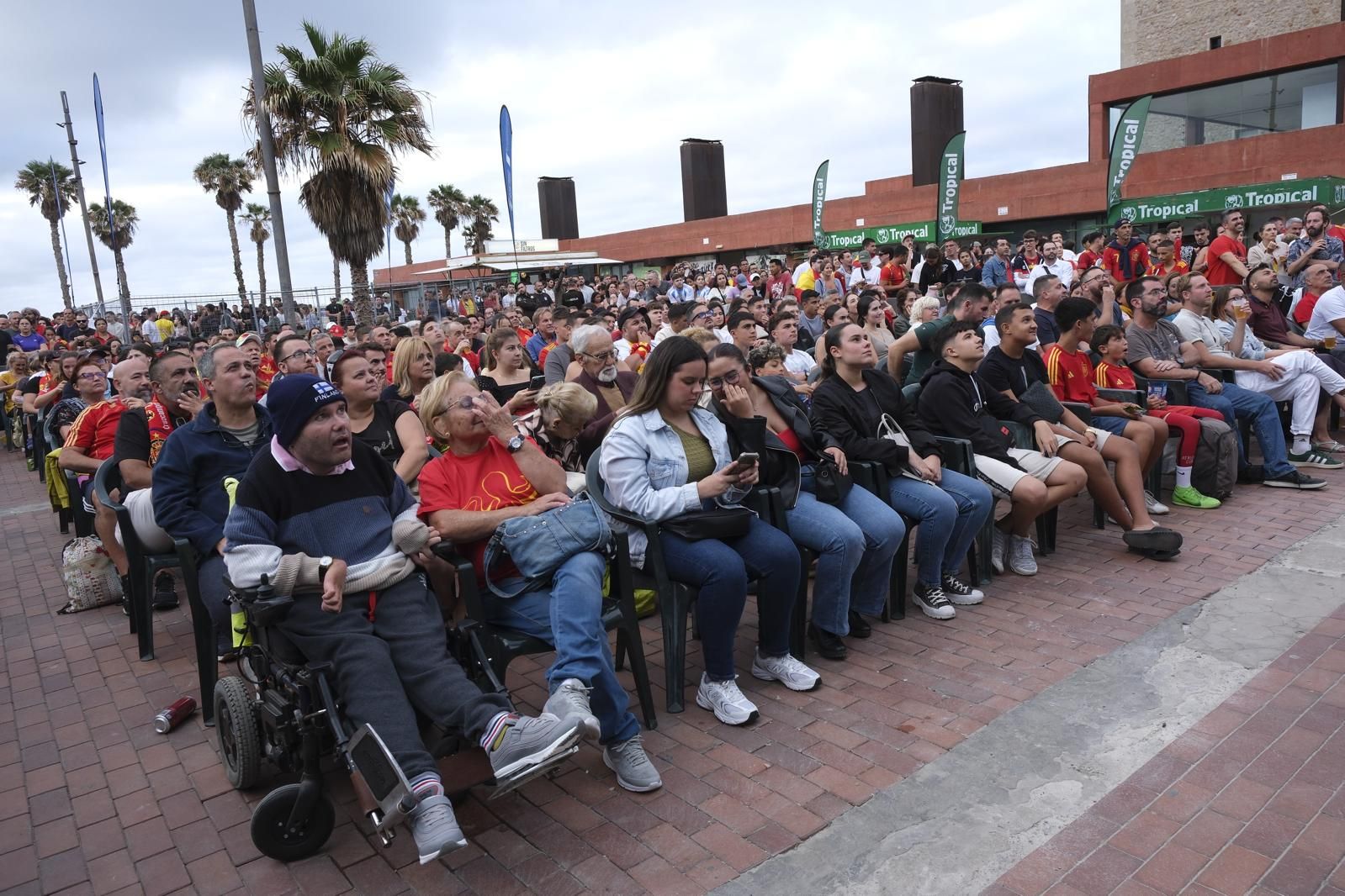 La Plaza de la Música se tiñe de rojo para ver la Eurocopa