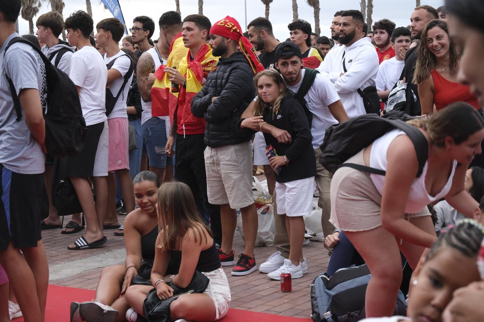 La Plaza de la Música se tiñe de rojo para ver la Eurocopa