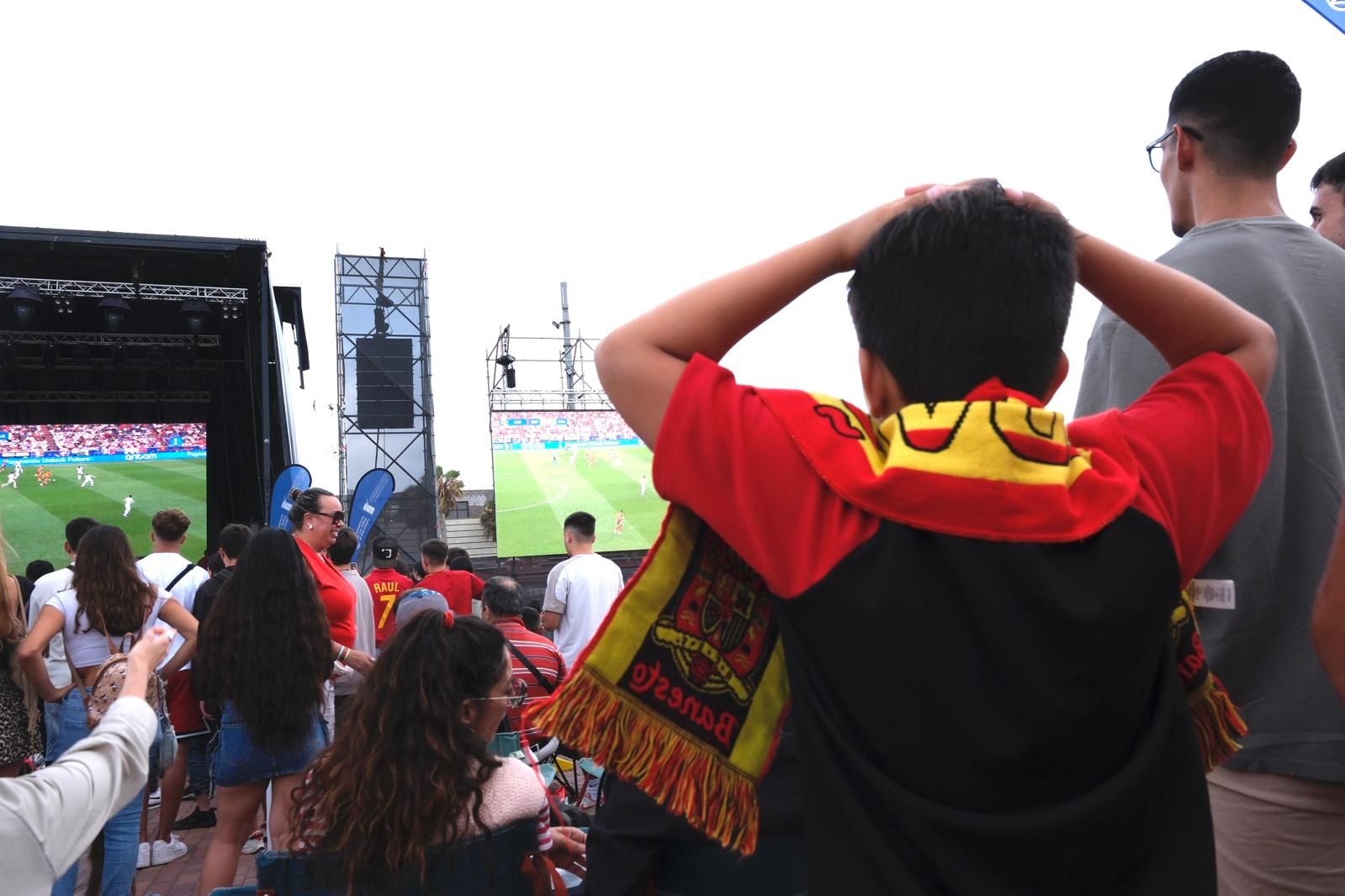 La Plaza de la Música se tiñe de rojo para ver la Eurocopa
