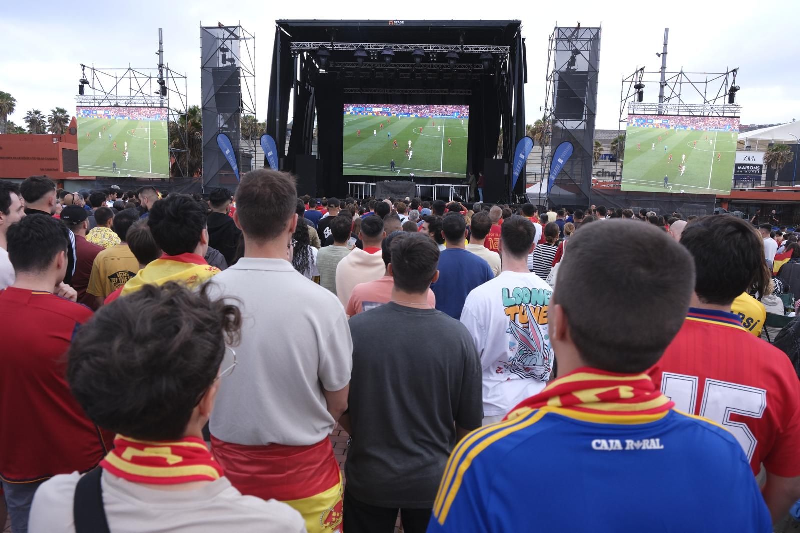 La Plaza de la Música se tiñe de rojo para ver la Eurocopa