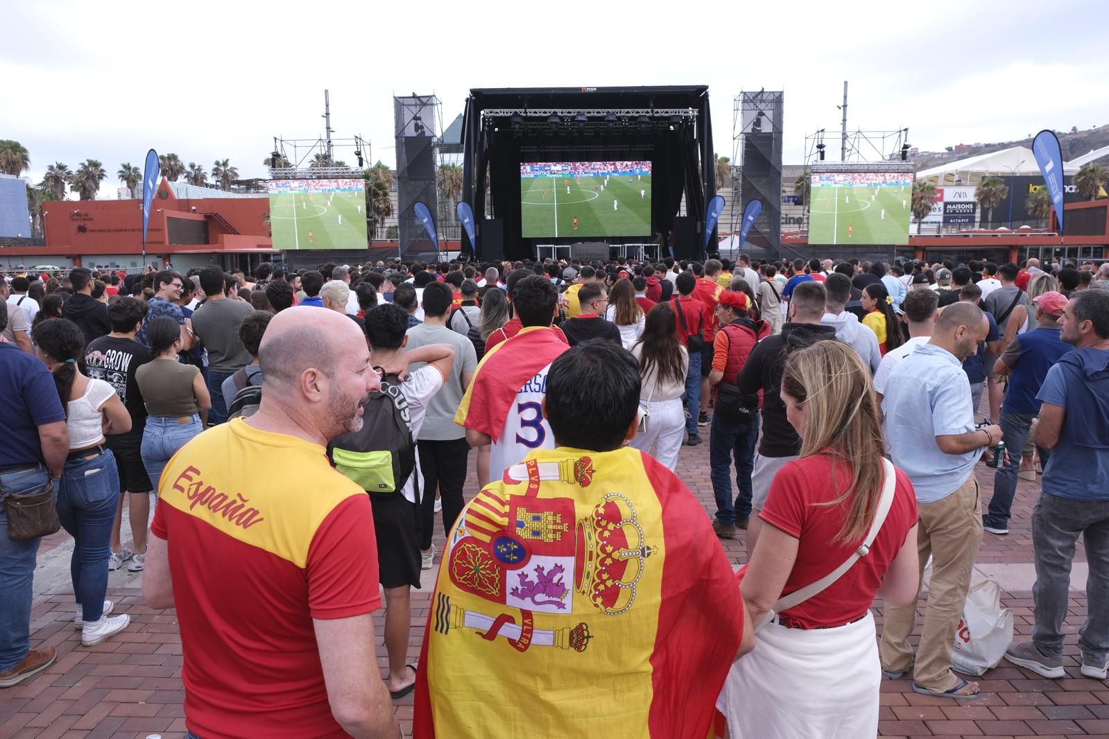 La Plaza de la Música se tiñe de rojo para ver la Eurocopa