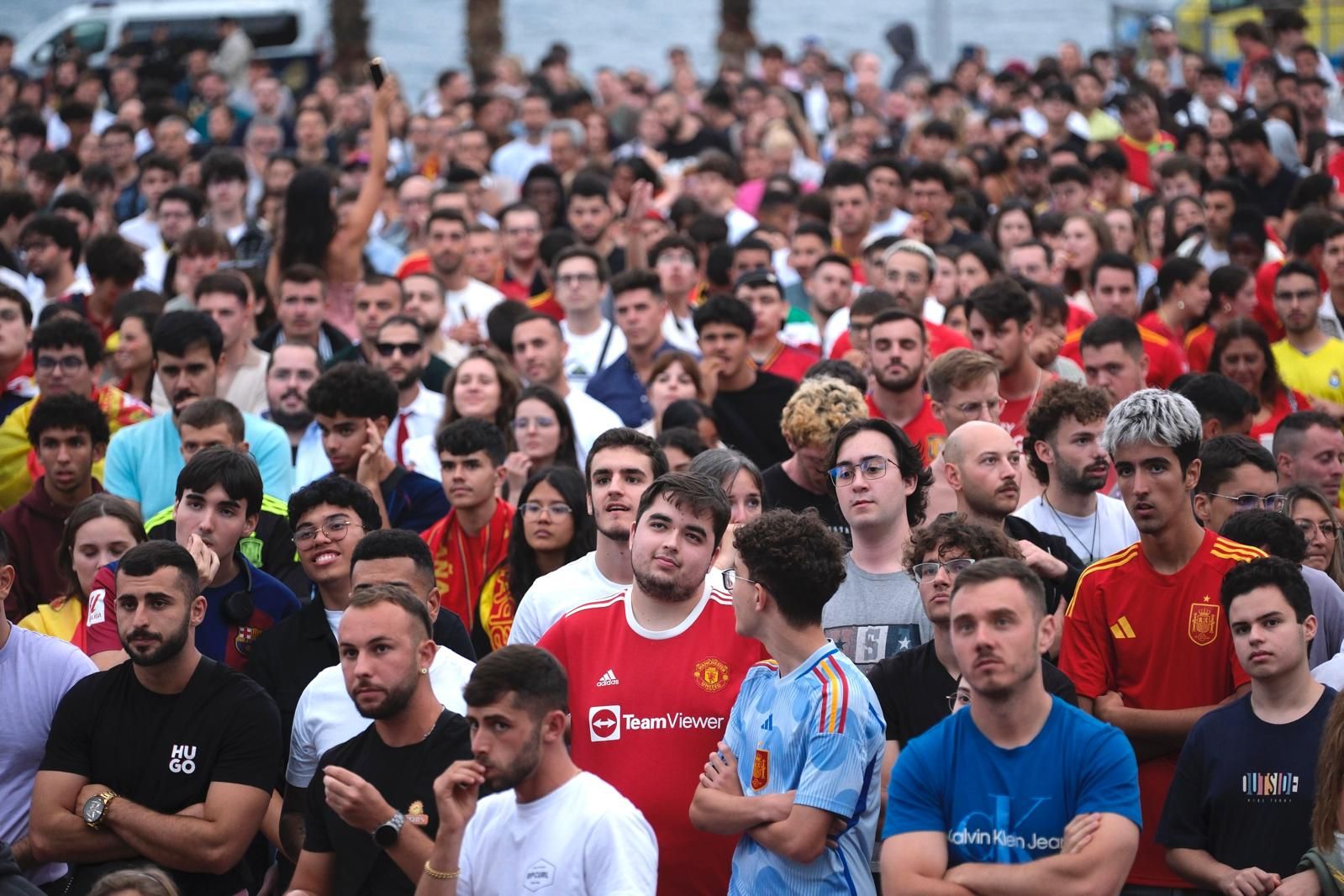 La Plaza de la Música se tiñe de rojo para ver la Eurocopa