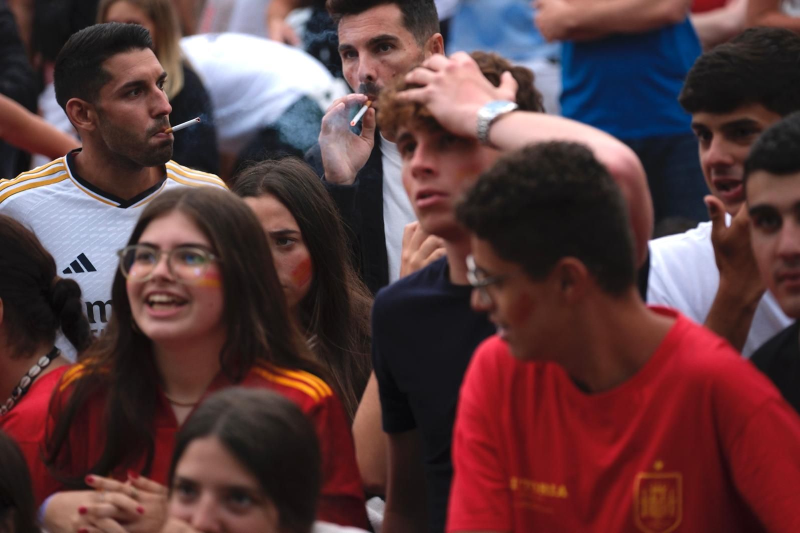 La Plaza de la Música se tiñe de rojo para ver la Eurocopa
