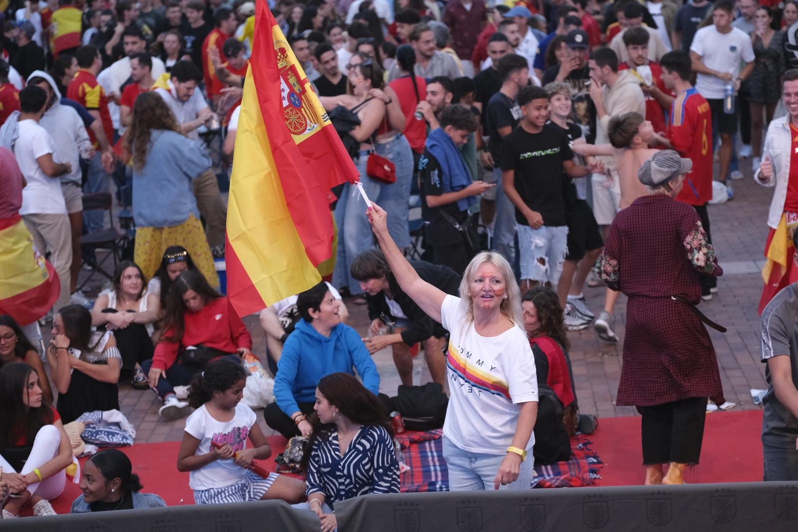 La Plaza de la Música se tiñe de rojo para ver la Eurocopa