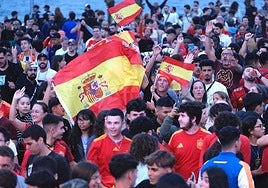 La Plaza de la Música se tiñe de rojo para ver la Eurocopa