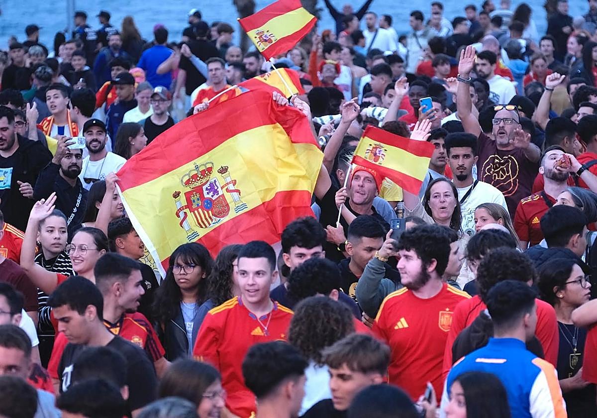 La Plaza de la Música se tiñe de rojo para ver la Eurocopa