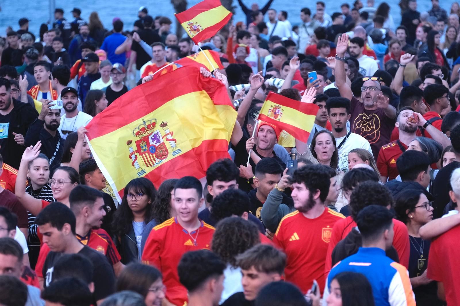 La Plaza de la Música se tiñe de rojo para ver la Eurocopa