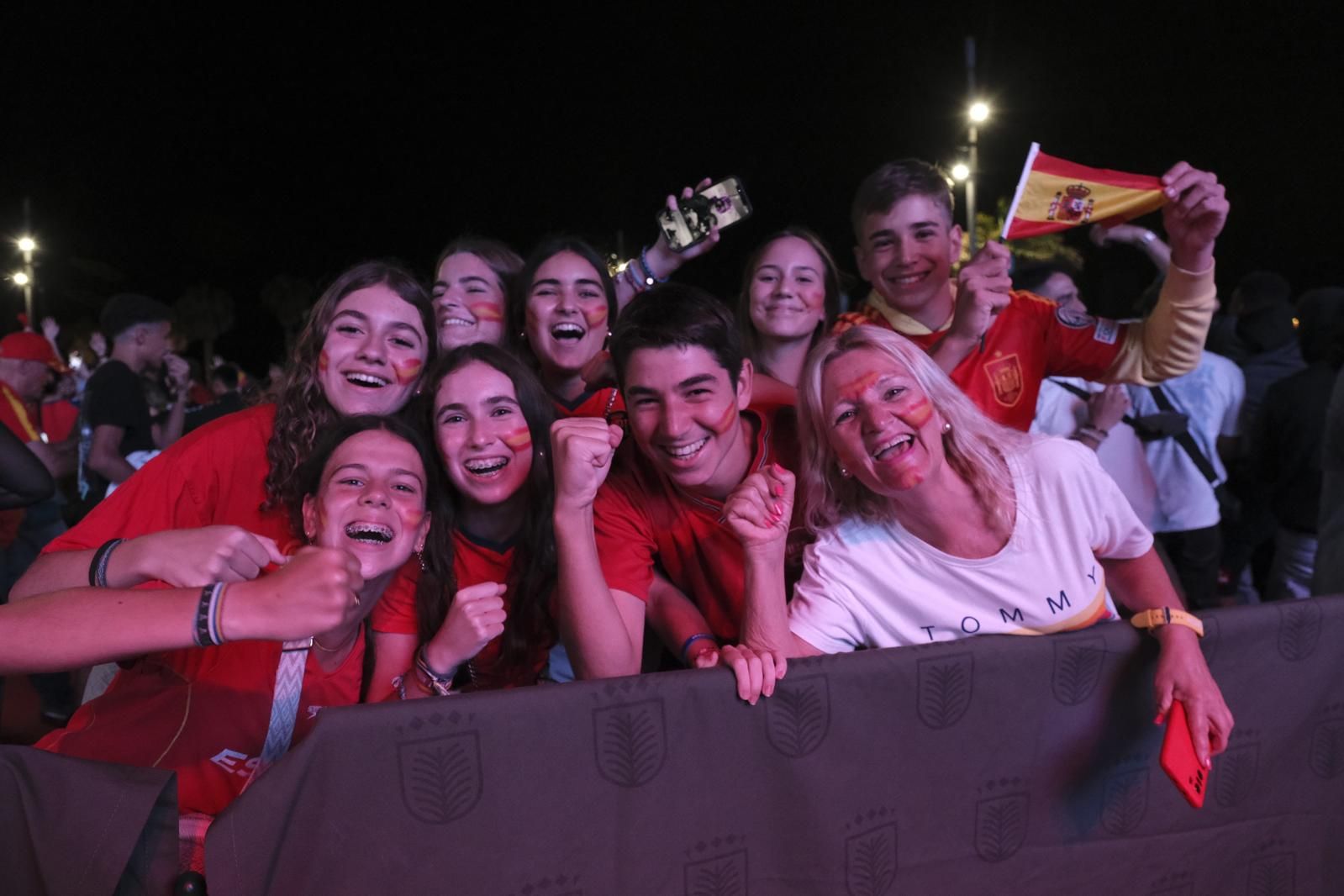 La Plaza de la Música se tiñe de rojo para ver la Eurocopa