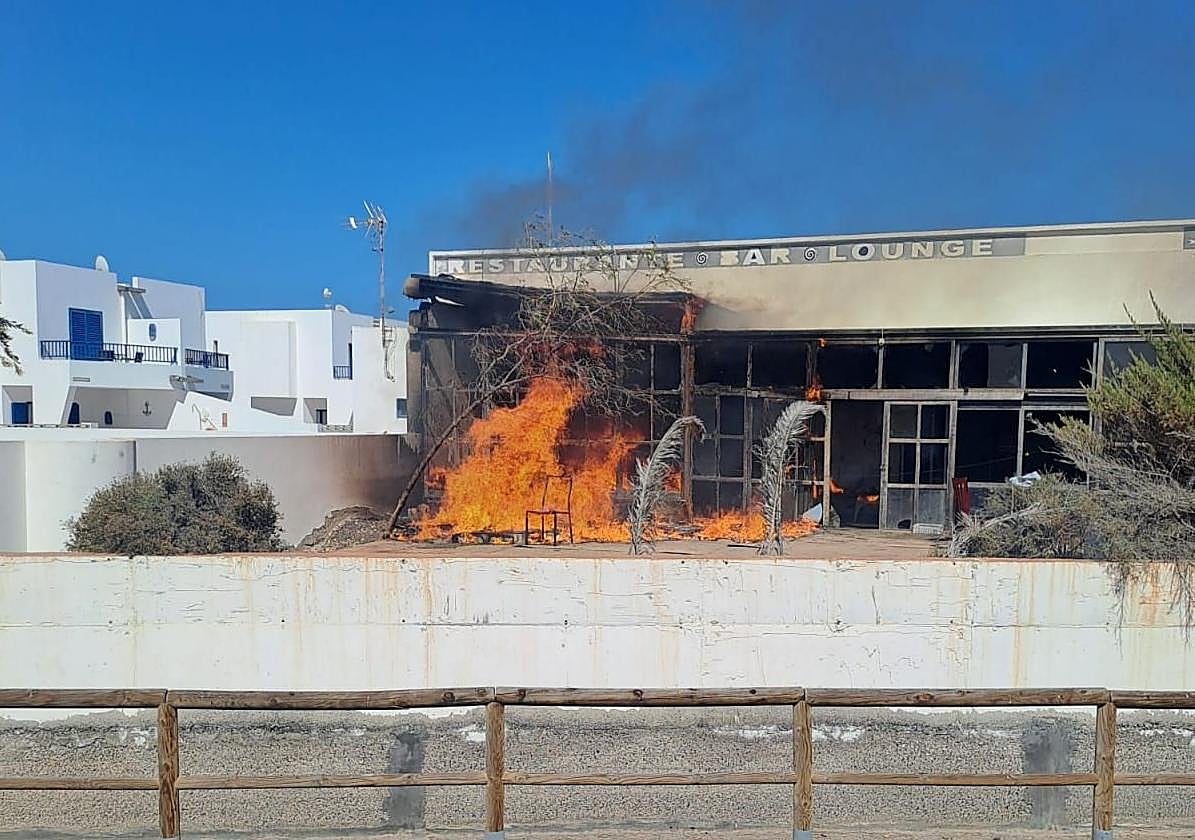 Así se vieron las llamas en el local.