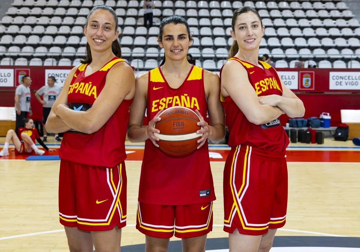 Maite Cazorla, Leticia Romero y Leonor Rodríguez posan antes de un entrenamiento con España.