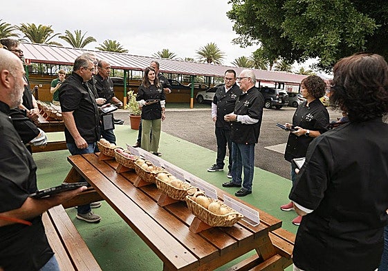El consejero Miguel Hidalgo y participantes en la cata.