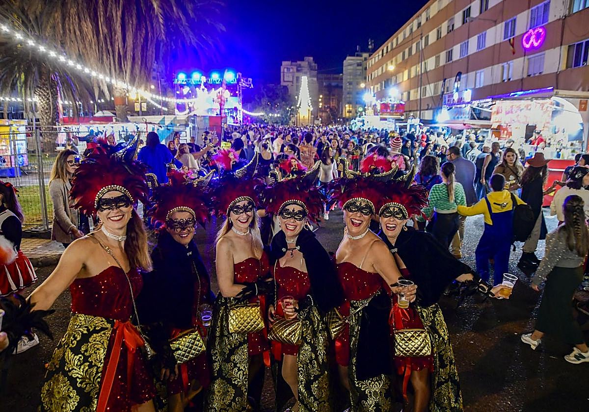Un grupo de carnavaleras en la plaza de Los Patos el pasado febrero.