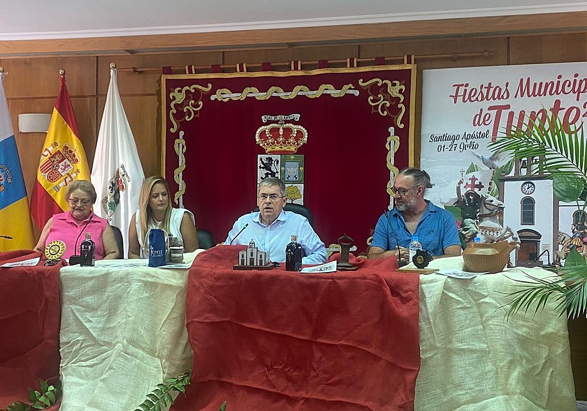 Un momento de la presentación, con la pregonera, Expedita Sánchez; la edil de Festejos, Yilenia Vega; el alcalde, Marco Aurelio Pérez, y el productor Juanka Hernández, de Corazón Azul.