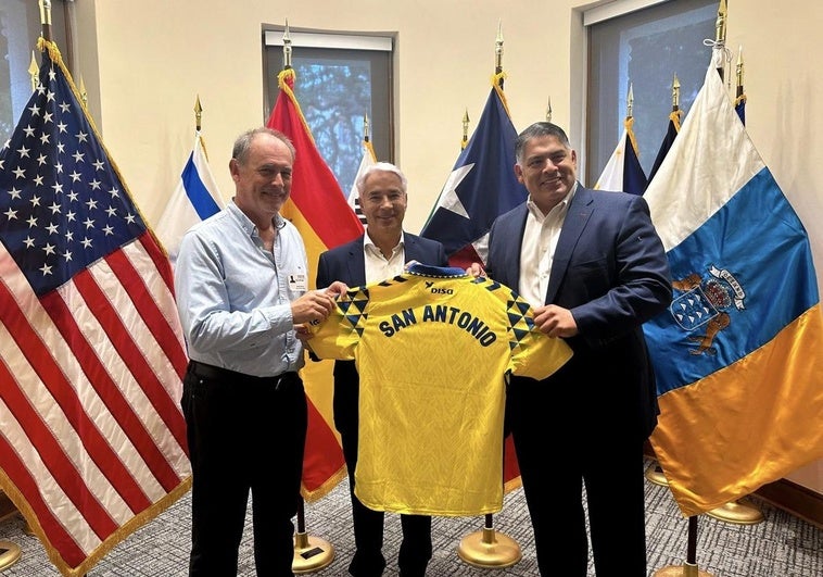 En la imagen, Rafael Méndez (izquierda) y Patricio Viñayo (centro), posando con la camiseta de la UD Las Palmas con el nombre serigrafiado de la localidad tejana, junto al concejal de San Antonio, Manny Peláez.