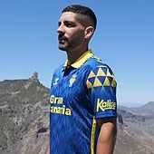 La segunda equipación de la UD, azul y también con pintaderas, causa furor: «Me van a arruinar»