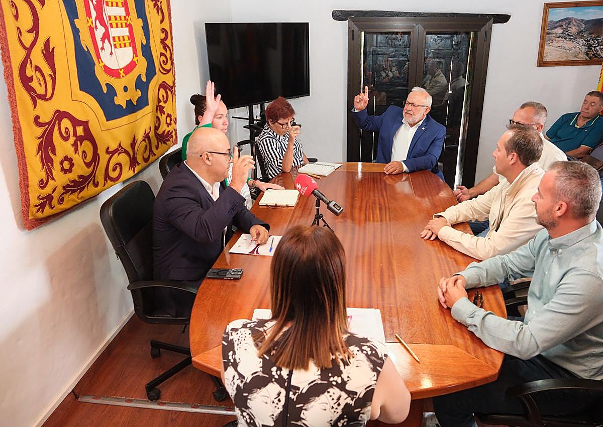 Imagen secundaria 1 - Betancuria estrena alcalde, Enrique Cerdeña