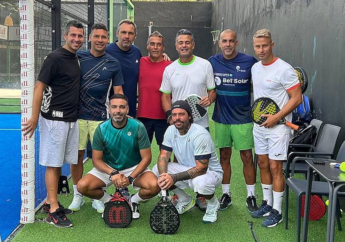 Jorge, Pablo y Alexis, este viernes, con varios amigos en el GL Pádel Club de Maspalomas.