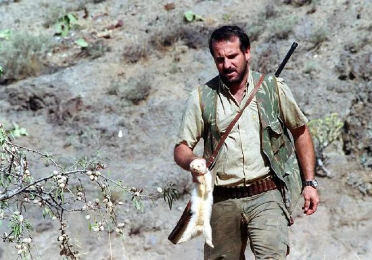 Foto de archivo de un cazador con hurón en Canarias.
