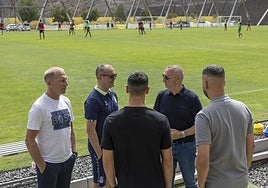 Branko Milovanovic, Luis Helguera y Miguel Ángel Ramírez junto a Vicente Gómez y Deivid, de espaldas estos dos.