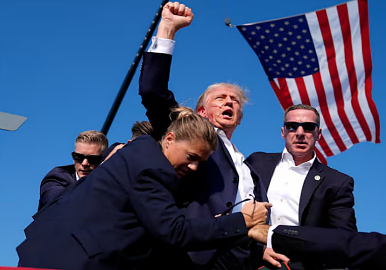 Imagen de Trump siendo desalojado del mitin.